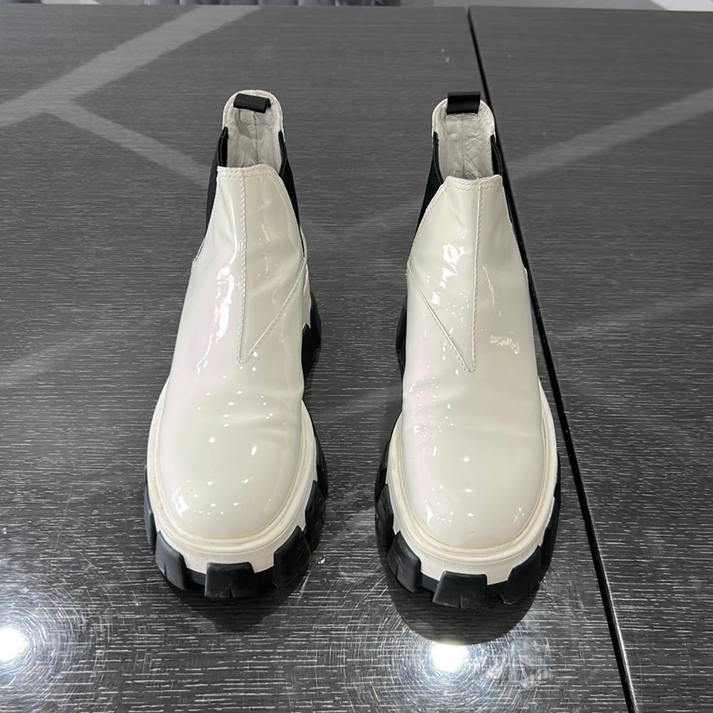 Woman’s Prada white boots